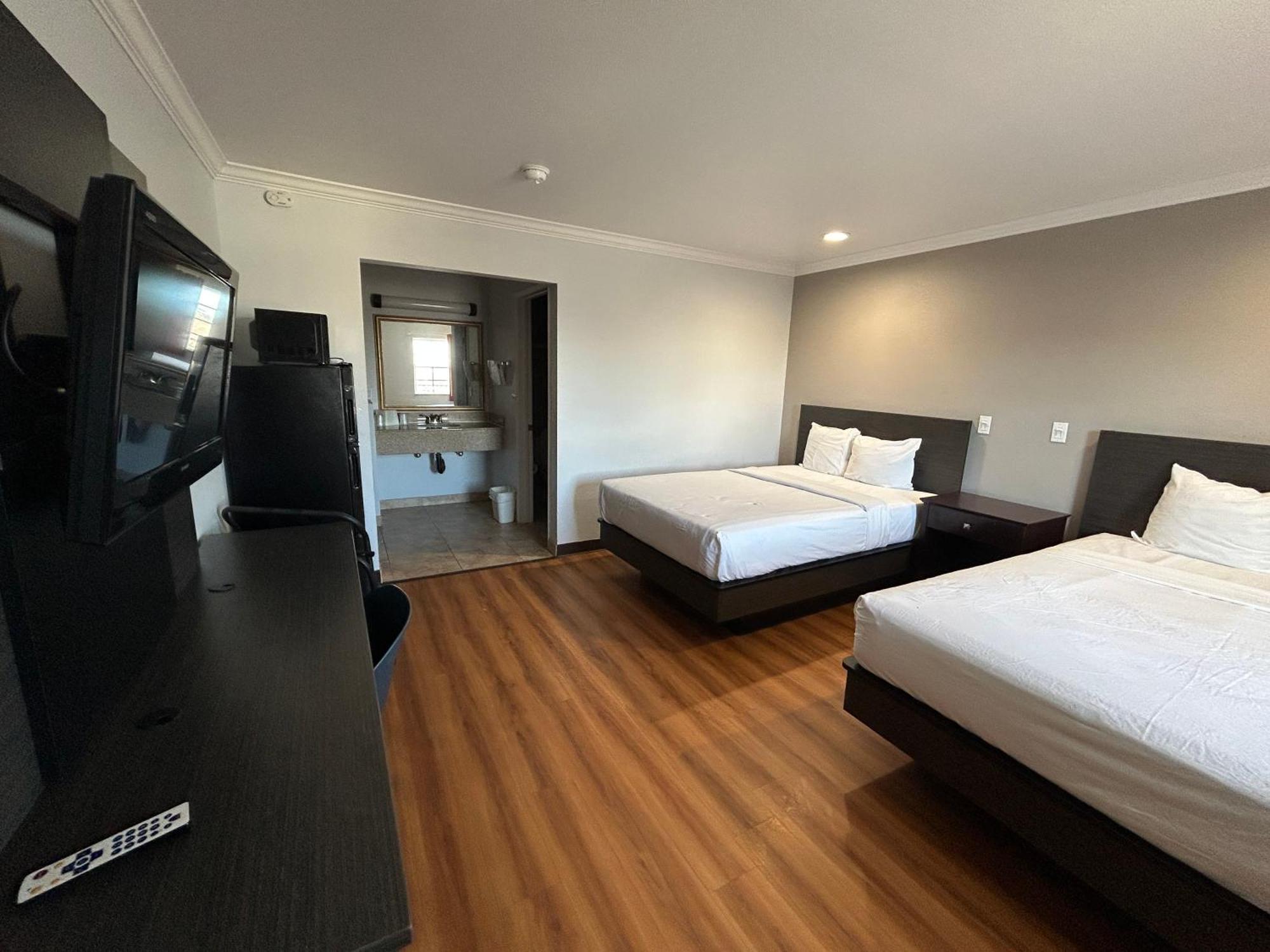 6 Mojave, Ca - Airport 2*